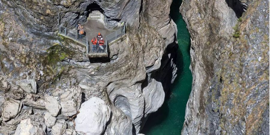 Von der Aussichtsplattform werfen Touristen gerne einen Blick in die Viamalaschlucht.