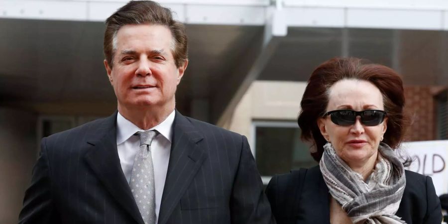 Paul Manafort, Trumps ehemaliger Wahlkampf-Chef, mit seiner Frau Kathleen Manafort auf dem Weg zum Gerichtsgebäude.