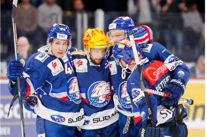 Die Spieler der Lions bejubeln den klaren Sieg gegen Lugano. Die Spieler der Lions bejubeln den klaren Sieg gegen Lugano.
