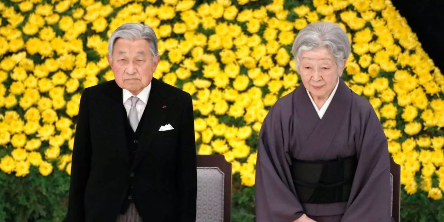 Kaiser Akihito ist zusammen mit seiner Gemahlin, Kaiserin Michiko, zum Grab seines Vaters, Kaiser Hirohito gepilgert.