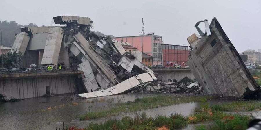 Ein grosser Teil der eingestürzten Morandi-Brücke.