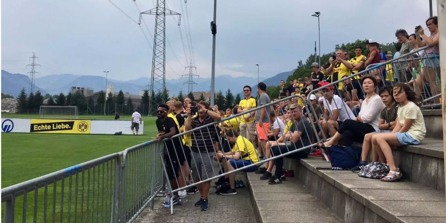 Die öffentlichen Trainings von Borussia Dortmund sind beliebt, Fans pilgern von weither um ihren Stars beim trainieren zuzuschauen.