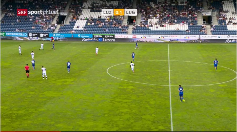 Der gefleckte Rasen in der swissporarena warf Fragen auf.