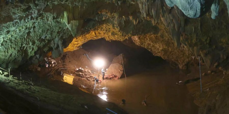 Rettungskräfte arbeiten am Eingang einer Höhle.