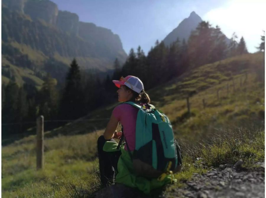 Melanie Oesch gönnt sich – wie wohl alle – eine Pause und geniesst die Aussicht.