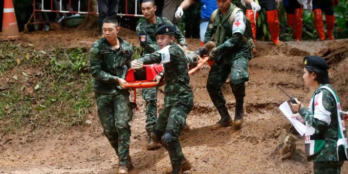 Der thailändische Taucher Saman Kunan ist bei den Vorbereitungen zur Höhlenrettung ums Leben gekommen. Der thailändische Taucher Saman Kunan ist bei den Vorbereitungen zur Höhlenrettung ums Leben gekommen.