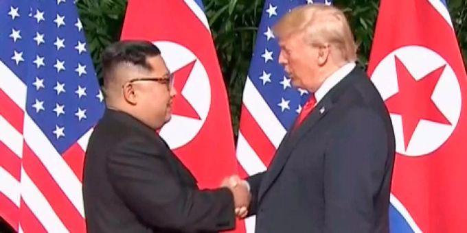 Historisches Treffen - Donald Trump reicht Kim Jong Un die Hand
