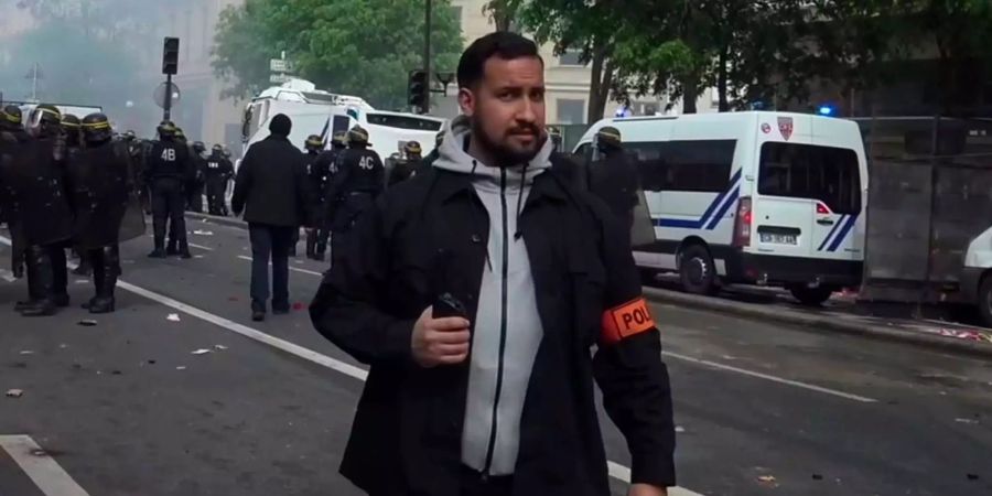 Alexandre Benalla wird unter anderem vorgeworfen sich als Polizist ausgegeben zu haben. Während der Prügelattacke trug er zudem noch einen Schutzhelm der Pariser Polizei.