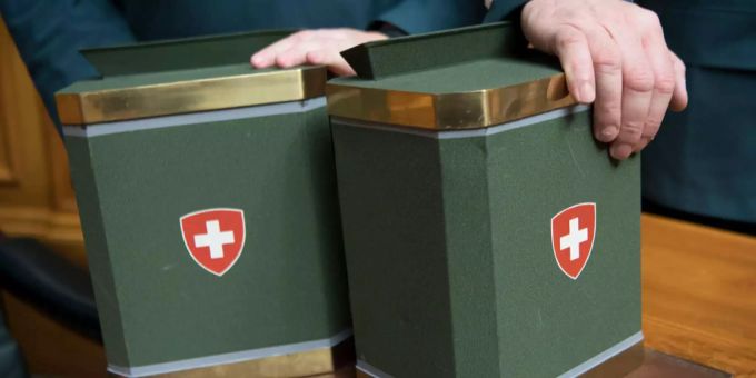 Urne an der Schweizer Volksabstimmung. Urne Volksabstimmung Schweiz