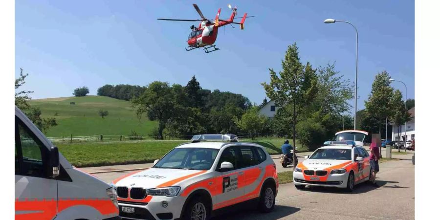 Trotz sofort eingeleiteter ärztlicher Hilfe verstarb die Beifahrerin noch am Unfallort.