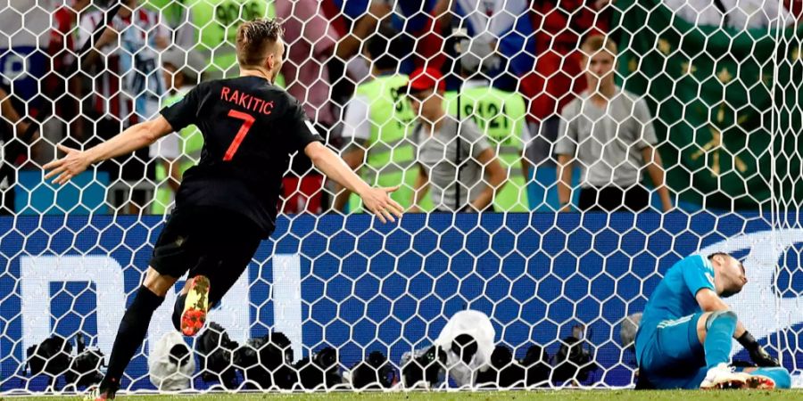 Ivan Rakitic verwandelt den entscheidenden Penalty im WM-Viertelfinal gegen Gastgeber Russland – anschliessend brechen bei den Kroaten sämtliche Dämme.