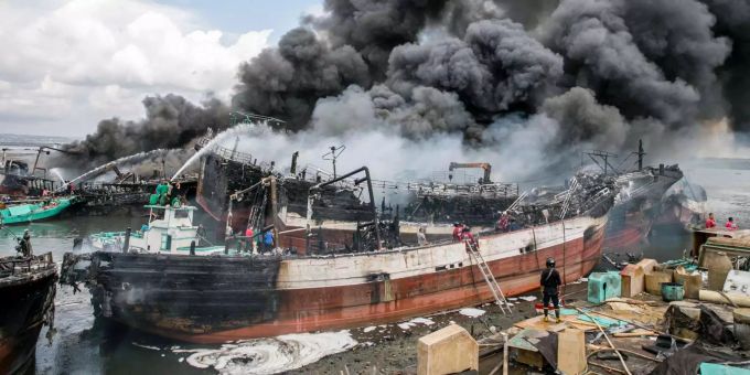 Das Feuer breitete sich auf 40 Boote aus. Das Feuer breitete sich auf 40 Boote aus.