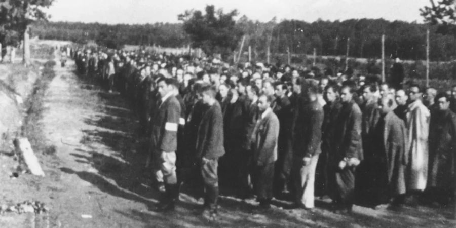 Dieses vom US-Justizministerium zur Verfügung gestellte Foto zeigt männliche Gefangene im früheren Konzentrationslager Trawniki im besetzten Polen.