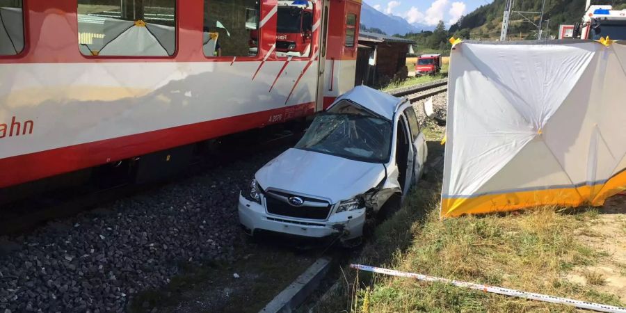 Die Unfallstelle in Selkingen: Das demolierte Auto steht neben der Bahn.