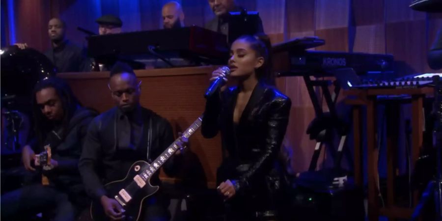 Ariana Grande ehrt die kürzlich verstorbene Soul-Königin Aretha Franklin – sie singt deren Hit von 1967 «Natural Woman» in der Jimmy Fallon-Show.