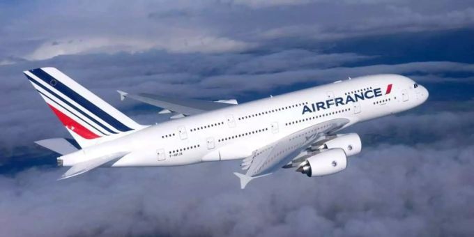 Eine Maschine der Air France hoch über den Wolken. air france