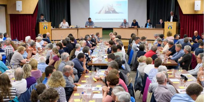 Die Gemeindeversammlung zur Abstimmung betreffend der Olympiakandidatur für die Winterspiele Sion 2026 am Freitagabend in Kandersteg. Die Gemeindeversammlung zur Abstimmung betreffend der Olympiakandidatur für die Winterspiele Sion 2026 am Freitagabend in Kandersteg.