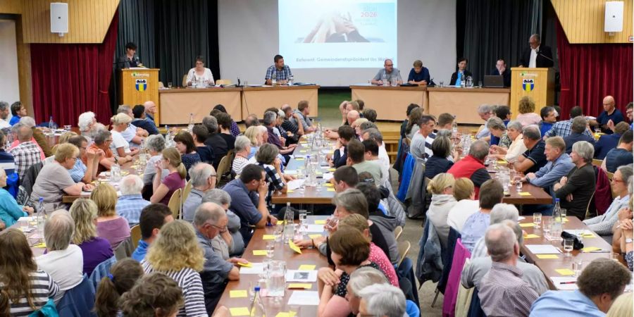 Die Gemeindeversammlung zur Abstimmung betreffend der Olympiakandidatur für die Winterspiele Sion 2026 am Freitagabend in Kandersteg.