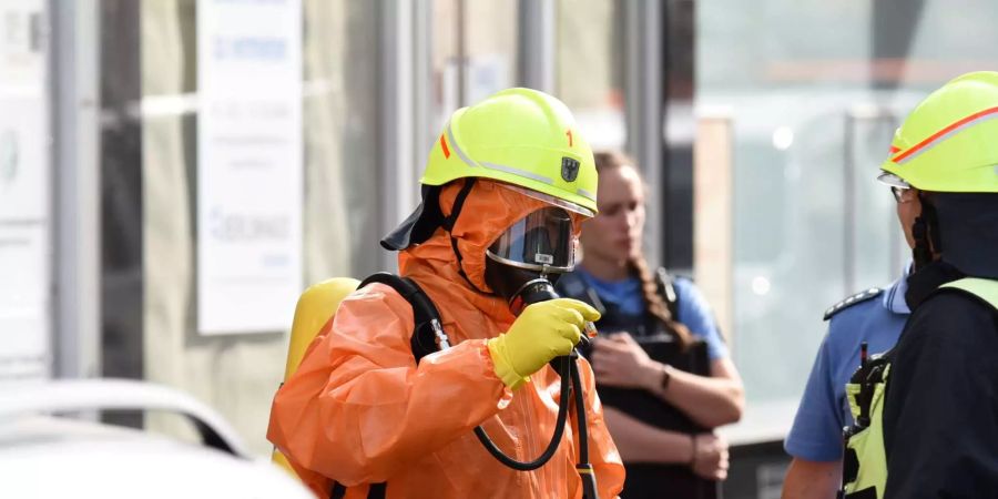 Nur geschützt in die Flammen: Die Feuerwehr in Südfrankreich hat in einer von Rauch umgebenen Wohnung fünf tote Menschen gefunden. (Symbolbild)