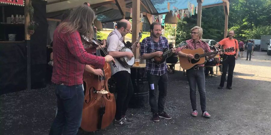 Auch auf dem Festival-Gelände entdeckt man Bands: Ophelias Iron West im Warm-Up.