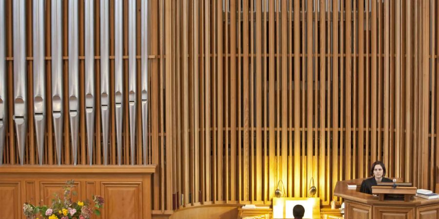 Evangelisch-reformierte Kirche in Zürich mit grosser Orgel mit Holz verkleidet - Keystone