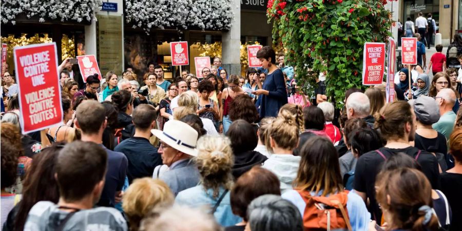 Eine Frau hält eine Rede bei der Demonstration gegen Gewalt an Frauen.