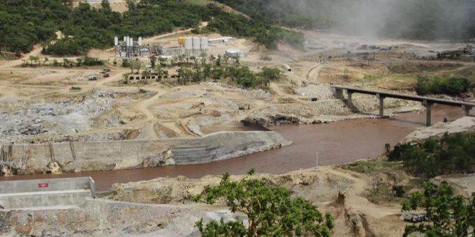 Hier entsteht der Renaissance-Damm in Äthiopien. Die Bauarbeiten sind noch im Gange, daher die braune Brache um den Fluss. Hier entsteht der Renaissance-Damm in Äthiopien. Die Bauarbeiten sind noch im Gange, daher die braune Brache um den Fluss.