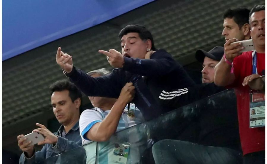 Diego Maradona zeigt nach dem 2:1 für Argentinien beide Mittelfinger.