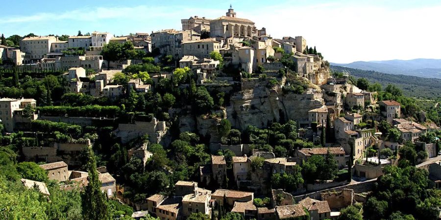 Gordes thront an der Südflanke der Hügelkette Monts de Vaucluse auf einem Felsvorsprung über dem Tal des Flusses Coulon, Bild: Jonathan Spirig