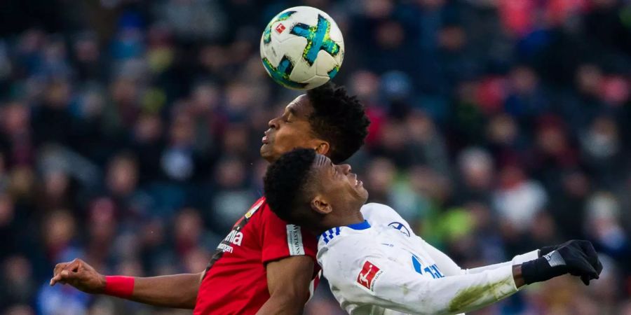 Kopfball-Duell zwischen Nati-Star Breel Embolo und Leverkusens Wendell.