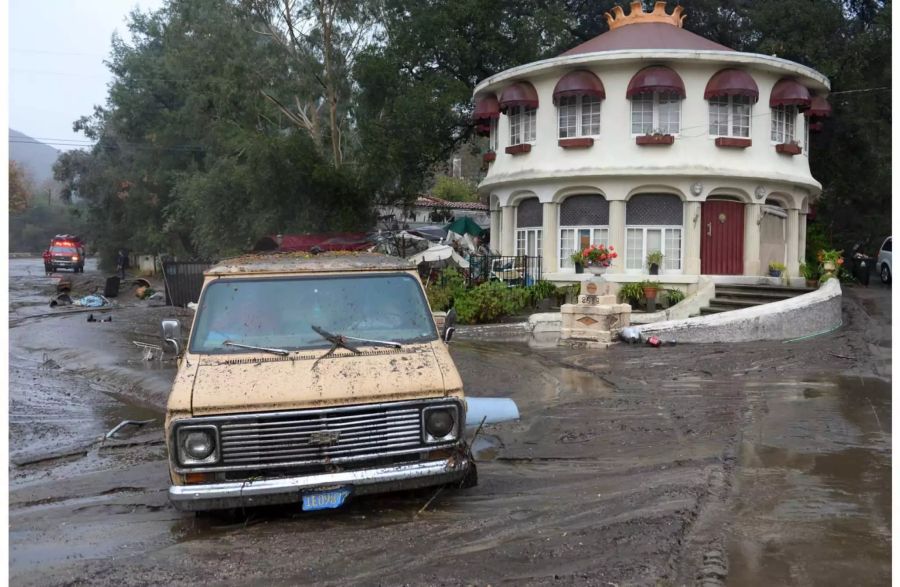 Ein Van steckt in Los Angeles im Schlamm fest.