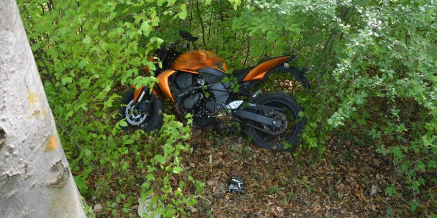 Durch den Aufprall mit dem Baum zog sich die Motorradfahrerin schwere Verletzungen zu.