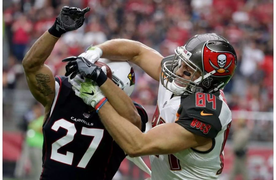 Cameron Brate im Duell mit Tyvon Branch.