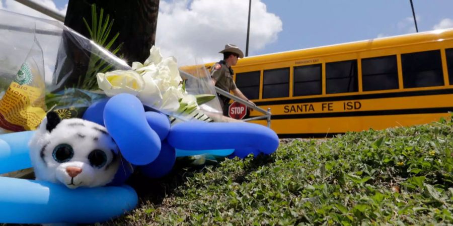 Stofftiere und Blumen an der Stelle der Tragödie - Der Todesschütze von Santa Fe (USA) hat seine Tat gestanden
