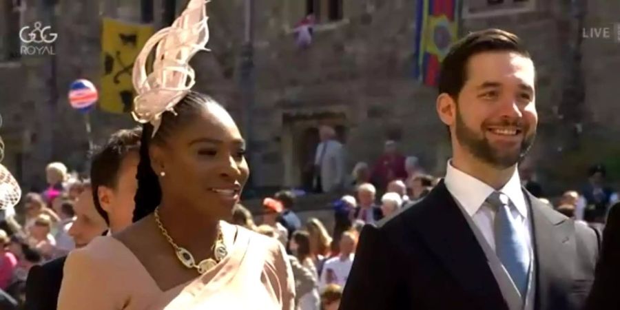 Serena Williams wird von Ehemann Alexis Ohanian auf Händen getragen.