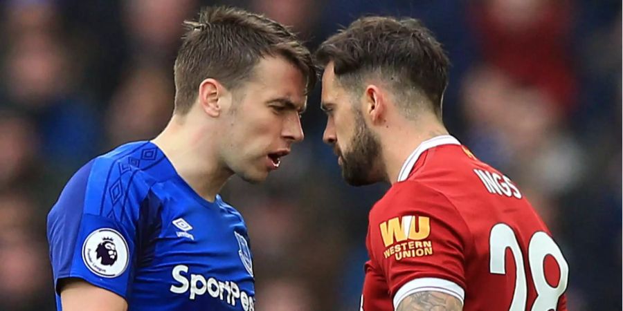 Evertons Seamus Coleman und Liverppols Danny Ings im Wortwechsel.