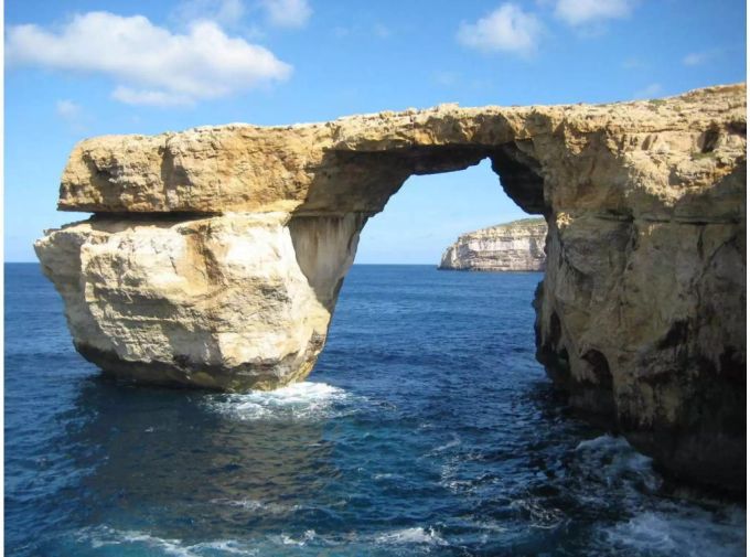 Einst Wahrzeichen Gozos - unterdessen eingebrochen: Das Azure Window. Einst Wahrzeichen Gozos - unterdessen eingebrochen: Das Azure Window.