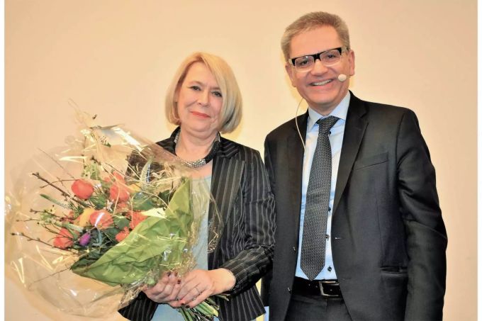 Der neue Gemeindepräsident Melchior Buchs übergibt der strahlenden Petra Kaderli den Reinacher Preis. Der neue Gemeindepräsident Melchior Buchs übergibt der strahlenden Petra Kaderli den Reinacher Preis.