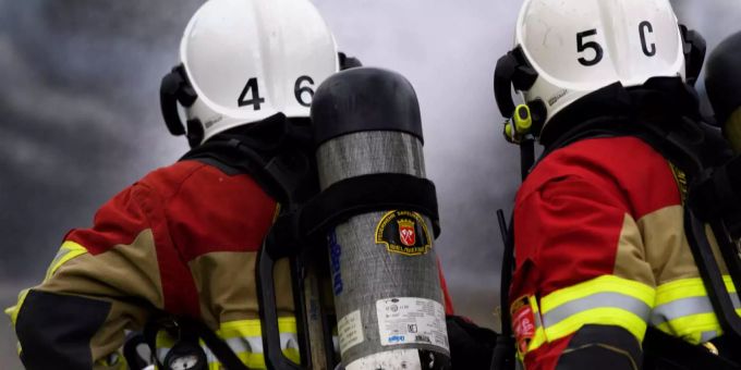 Feuerwehrmänner im Einsatz. (Symbolbild) Feuerwehrmänner im Einsatz. (Symbolbild)