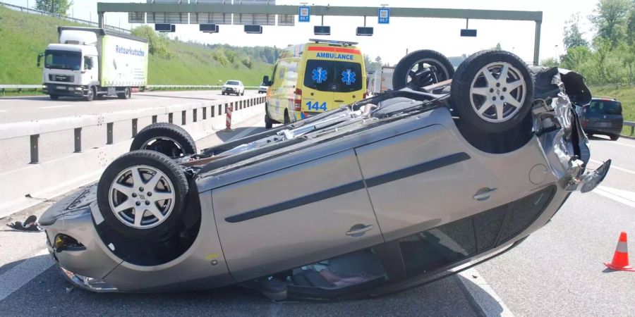 Der Fahrer wurde verletzt.