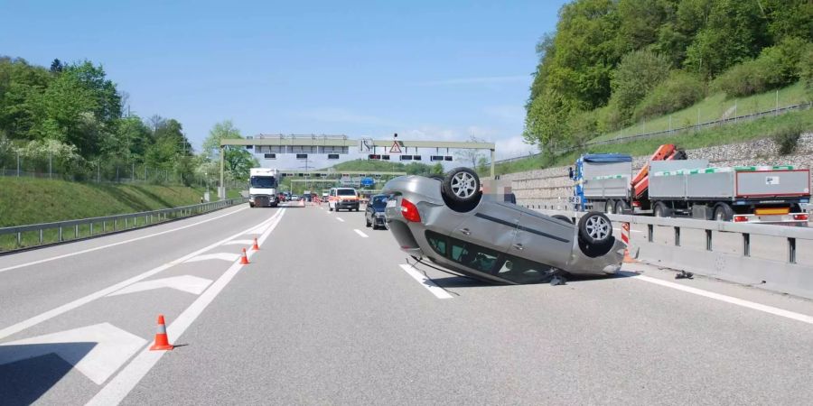 Im Bereich der Unfallstelle kam es zu Verkehrsbehinderungen.