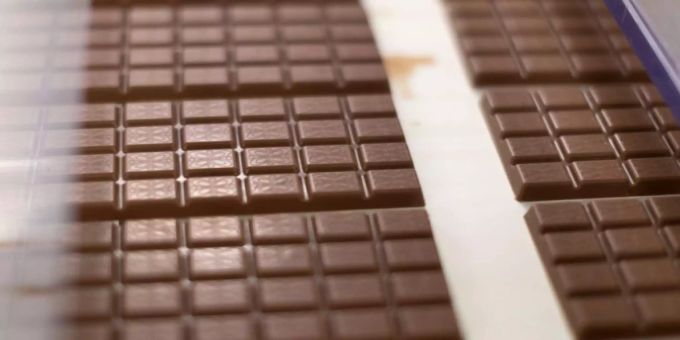 Schokoladentafeln in der Herstellung. lindt schokolade