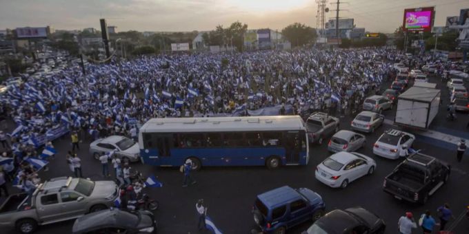 Weiterhin gehen in Nicaragua viele Menschen auf die Strasse, um gegen Unterdrückung, Pressezensur und Korruption zu protestieren. Weiterhin gehen in Nicaragua viele Menschen auf die Strasse, um gegen Unterdrückung, Pressezensur und Korruption zu protestieren.