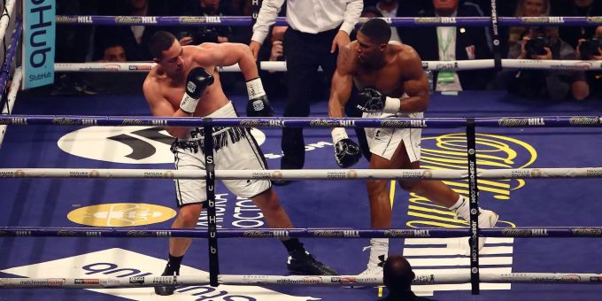 Anthony Joshua setzt sich gegen Joseph Parker nach Punkten durch. Anthony Joshua setzt sich gegen Joseph Parker nach Punkten durch.