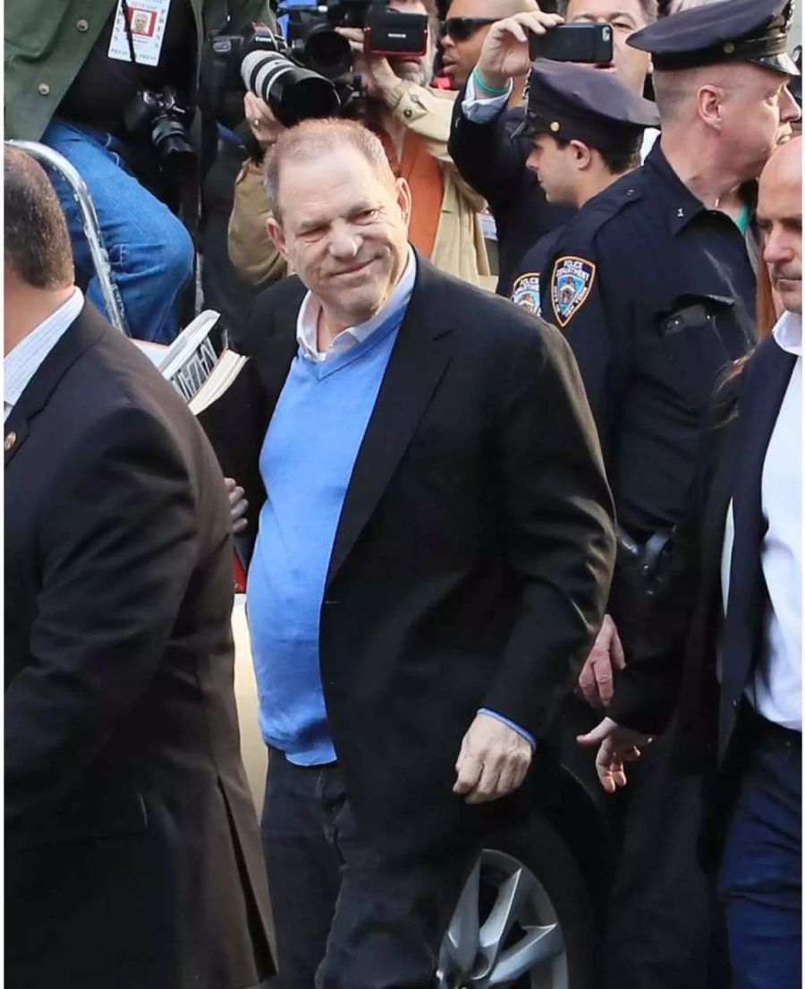 Weinstein scheint sich keine Sorgen zu machen: Auf dem Weg zur Polizei lächelt er für die Fotografen.