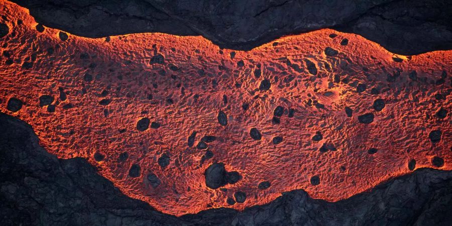 Seit Anfang Mai speit der Kilauea Lava und Asche aus dem Krater und aus Erdspalten. Mehr als 20 neue Erdspalten haben sich seitdem gebildet.