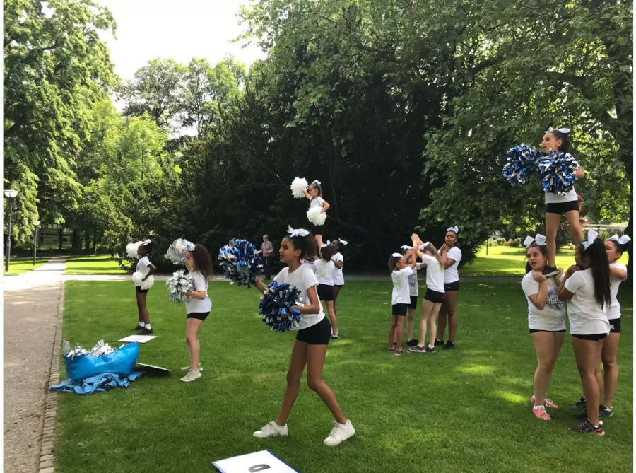 Nur wenige Cheerleader-Gruppen haben Pompoms in ihrer Performance.