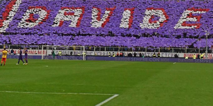Die Fiorentina-Fans gedenken beim Spiel gegen Benevento ihrem verstorbenen Captain Davide Astori. Die Fiorentina-Fans gedenken beim Spiel gegen Benevento ihrem verstorbenen Captain Davide Astori.