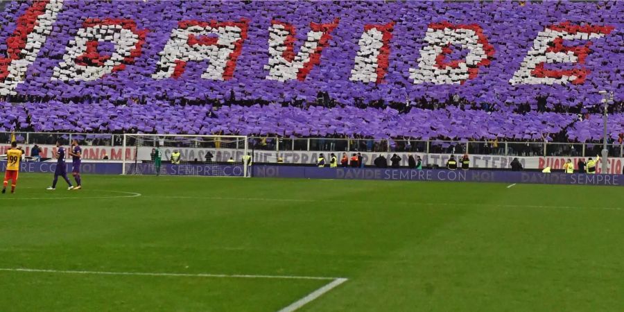 Die Fiorentina-Fans gedenken beim Spiel gegen Benevento ihrem verstorbenen Captain Davide Astori.