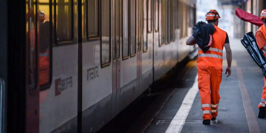 Ein Arbeiter am Bahnhof Wettingen AG stirbt nach einem Stromschlag. (Symbolbild)